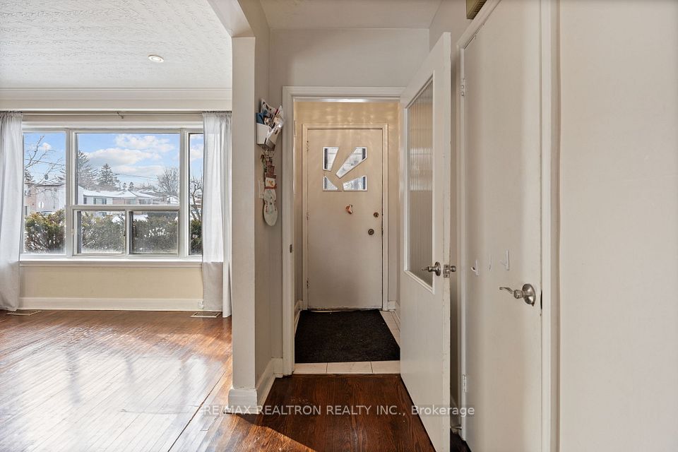 200 Acton Avenue Main, Toronto, ON M3H 4H5 2