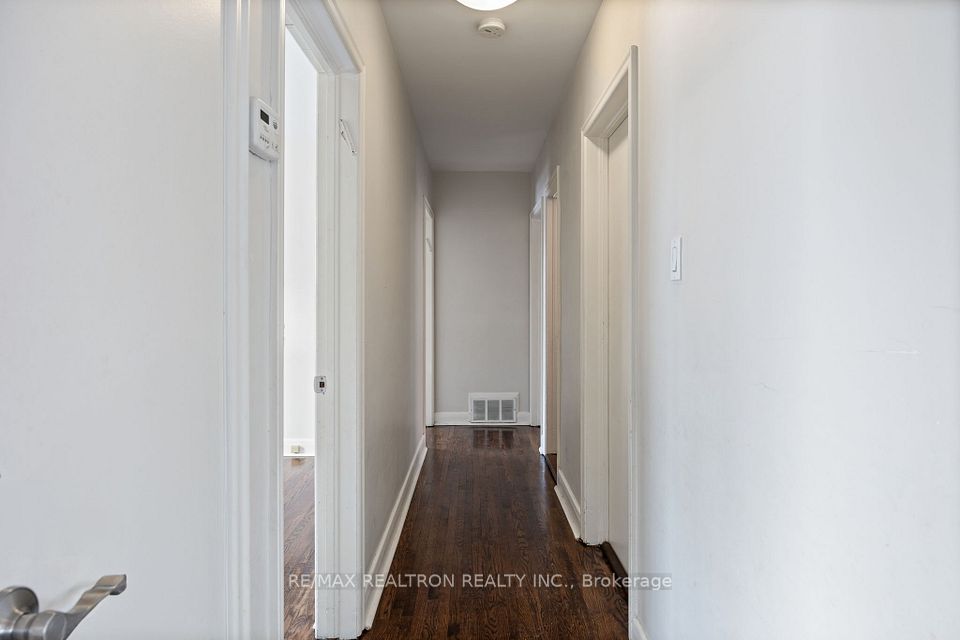 200 Acton Avenue Main, Toronto, ON M3H 4H5 11