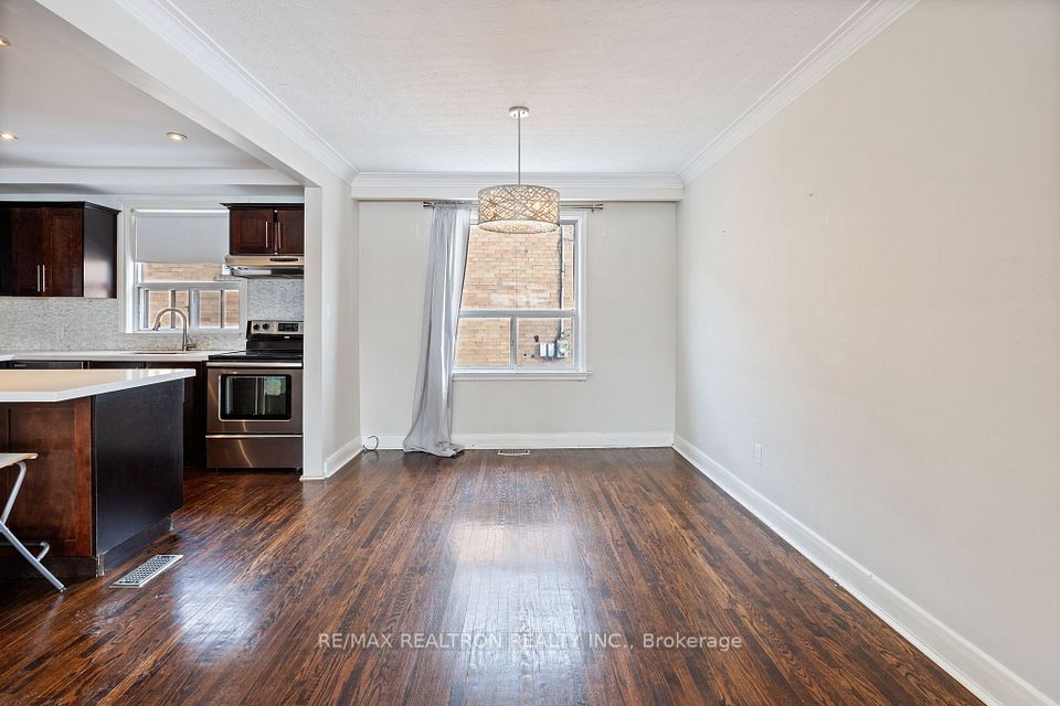 200 Acton Avenue Main, Toronto, ON M3H 4H5 5