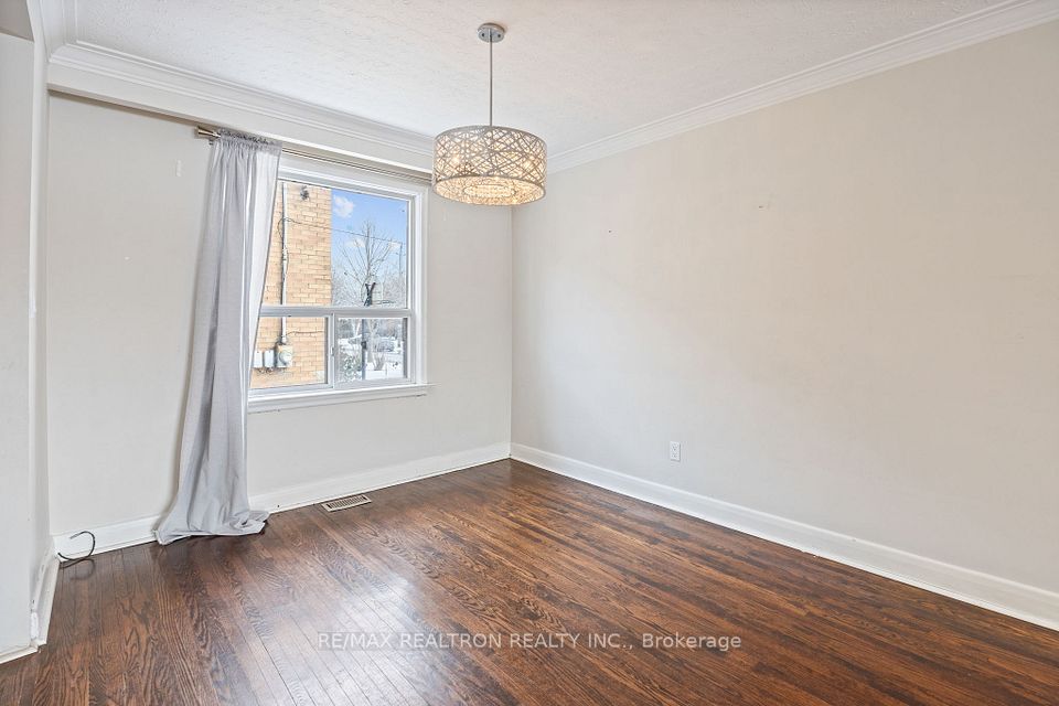 200 Acton Avenue Main, Toronto, ON M3H 4H5 6