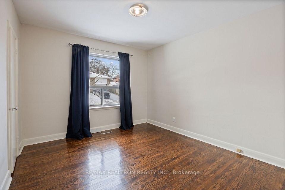 200 Acton Avenue Main, Toronto, ON M3H 4H5 14
