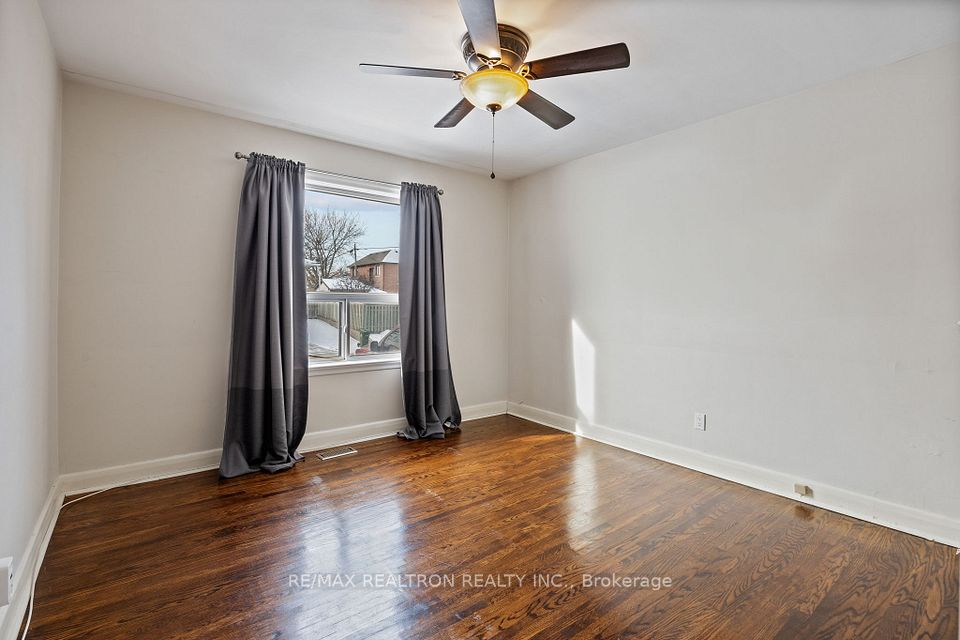 200 Acton Avenue Main, Toronto, ON M3H 4H5 12
