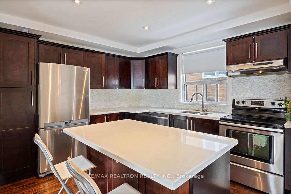 200 Acton Avenue Main, Toronto, ON M3H 4H5 8