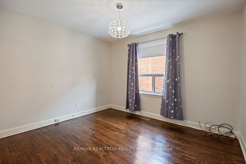 200 Acton Avenue Main, Toronto, ON M3H 4H5 15