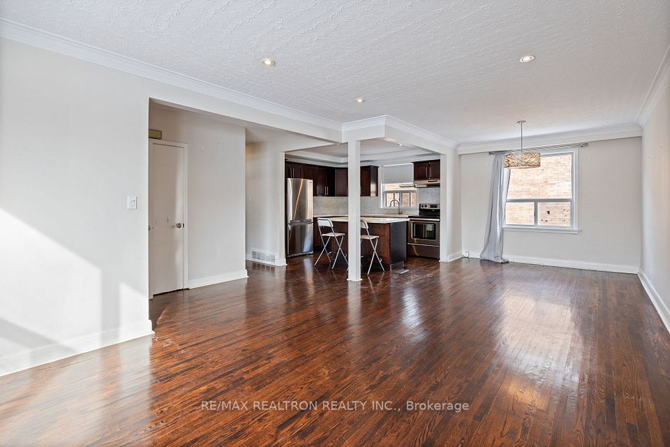 200 Acton Avenue Main, Toronto, ON M3H 4H5 4