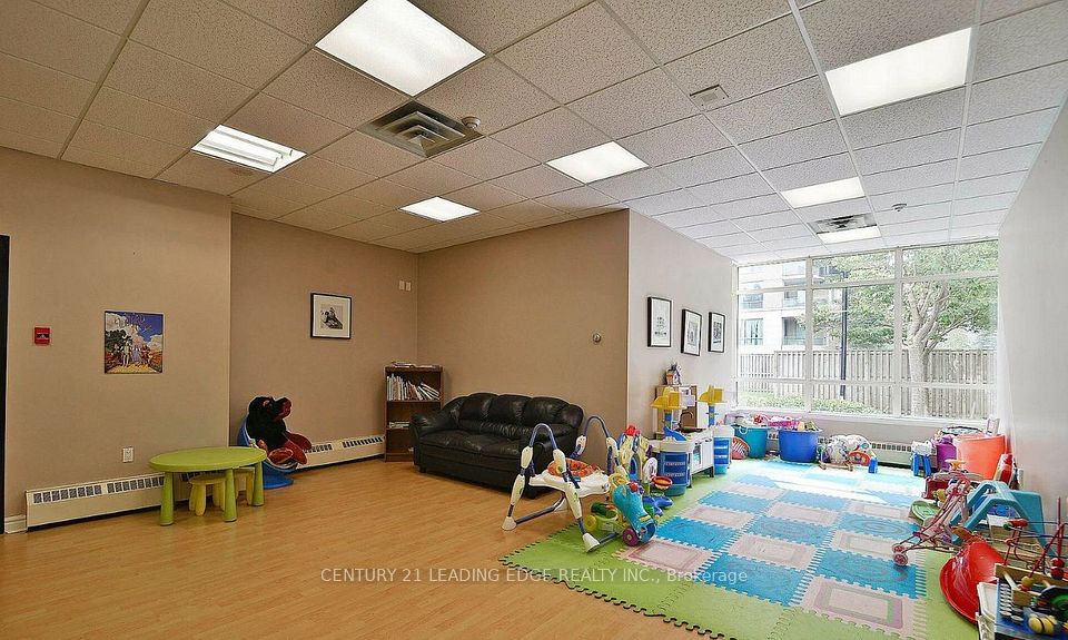 7 Bishop Avenue 2408, Toronto, ON M2M 4J4 11