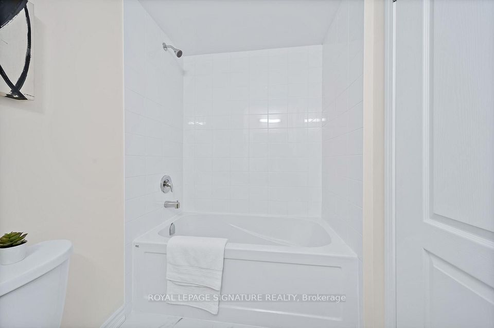 30 Curlew Drive 42, Toronto, ON M3A 0A8 23