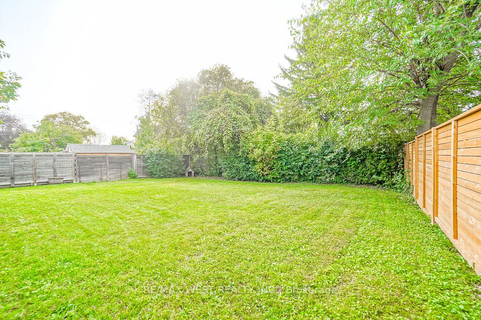 215 Acton Avenue, Toronto, ON M3H 4H8 9