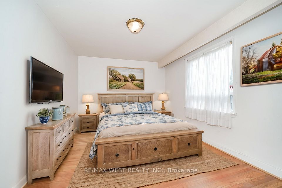 215 Acton Avenue, Toronto, ON M3H 4H8 5