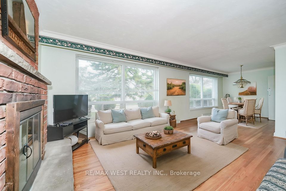 215 Acton Avenue, Toronto, ON M3H 4H8 2