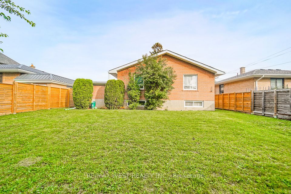 215 Acton Avenue, Toronto, ON M3H 4H8 8