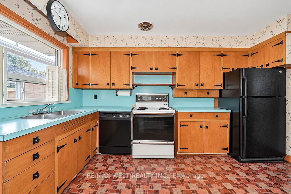 215 Acton Avenue, Toronto, ON M3H 4H8 3