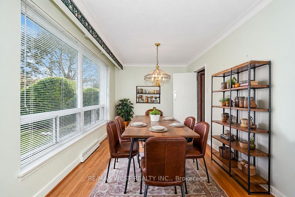 215 Acton Avenue, Toronto, ON M3H 4H8 4