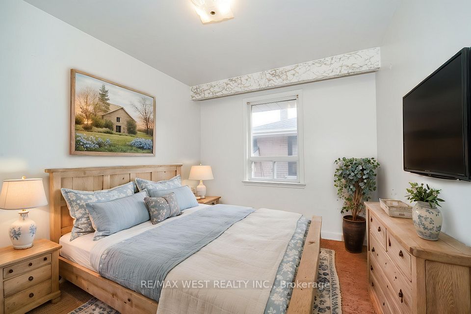 215 Acton Avenue, Toronto, ON M3H 4H8 6