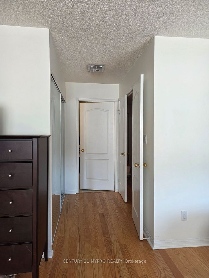 221 Grandview Way, Toronto, ON M2N 6V3 15