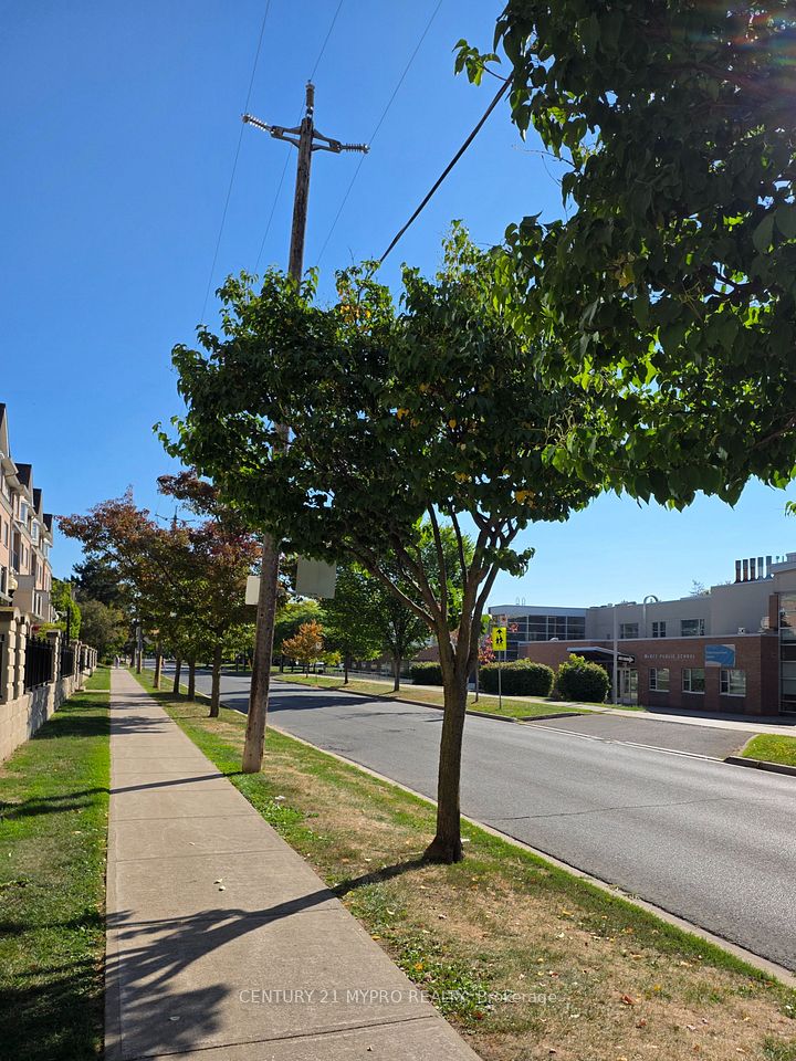 221 Grandview Way, Toronto, ON M2N 6V3 2