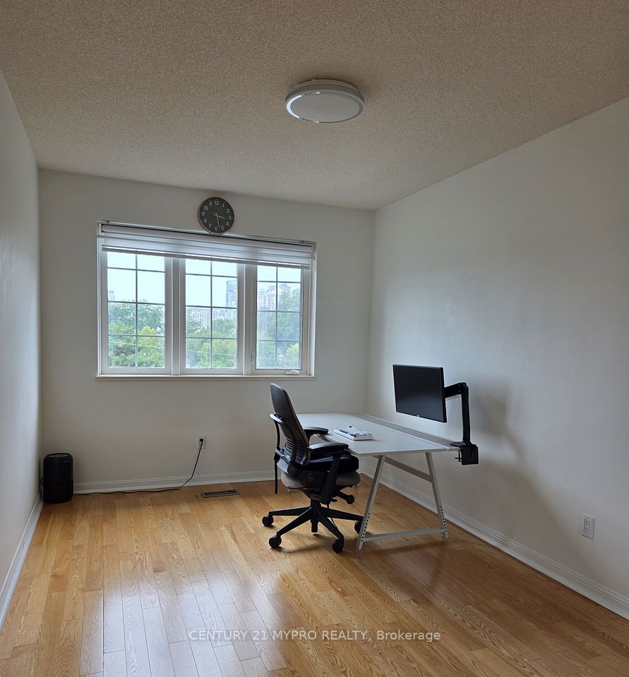 221 Grandview Way, Toronto, ON M2N 6V3 18