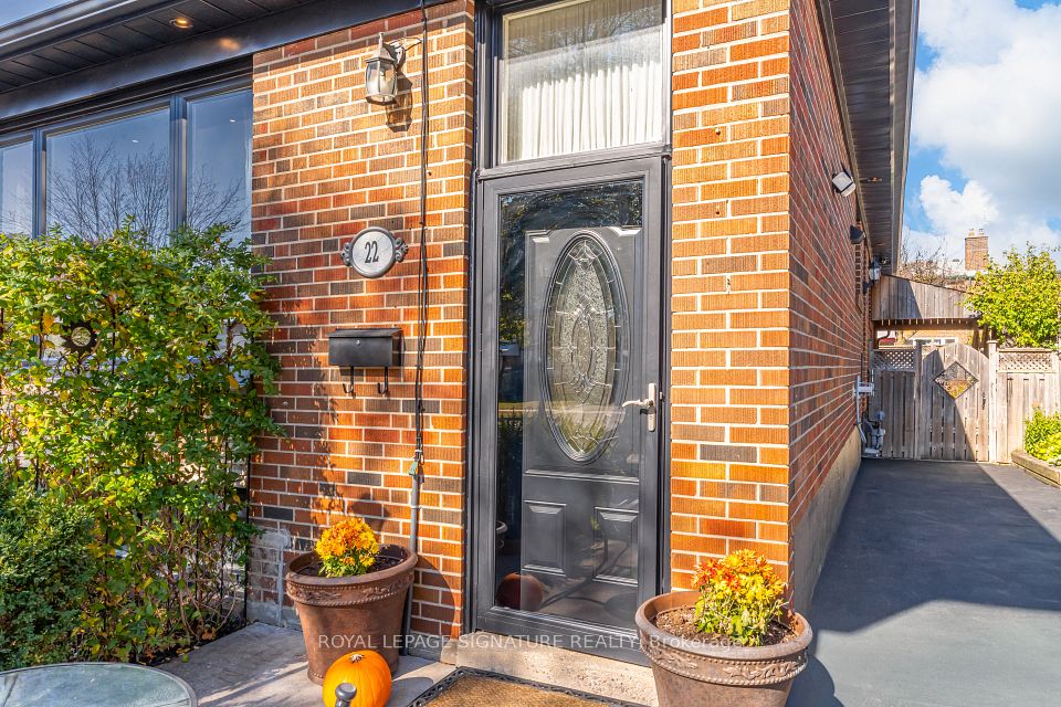 22 Painswick Crescent, Toronto, ON M2J 3M6 5