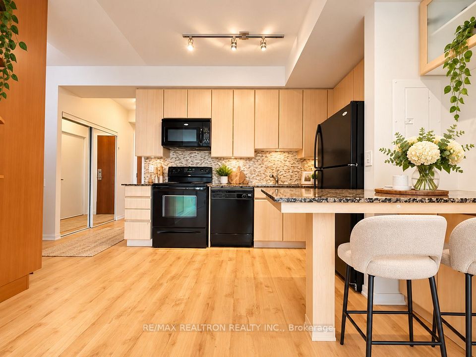 30 Canterbury Place 1103, Toronto, ON M2N 0B9 6