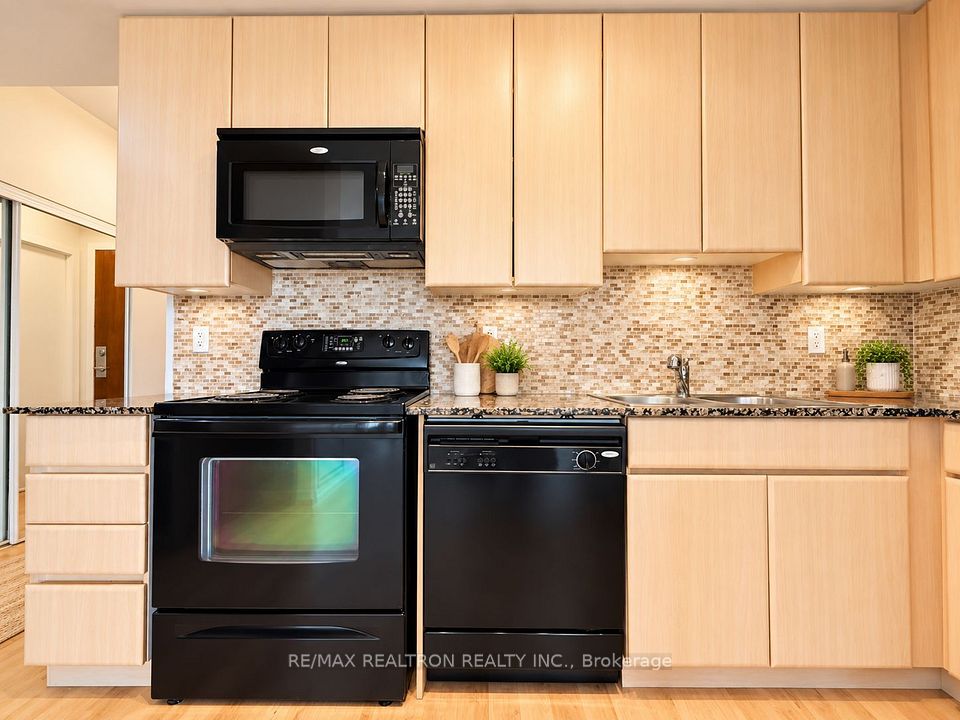 30 Canterbury Place 1103, Toronto, ON M2N 0B9 4