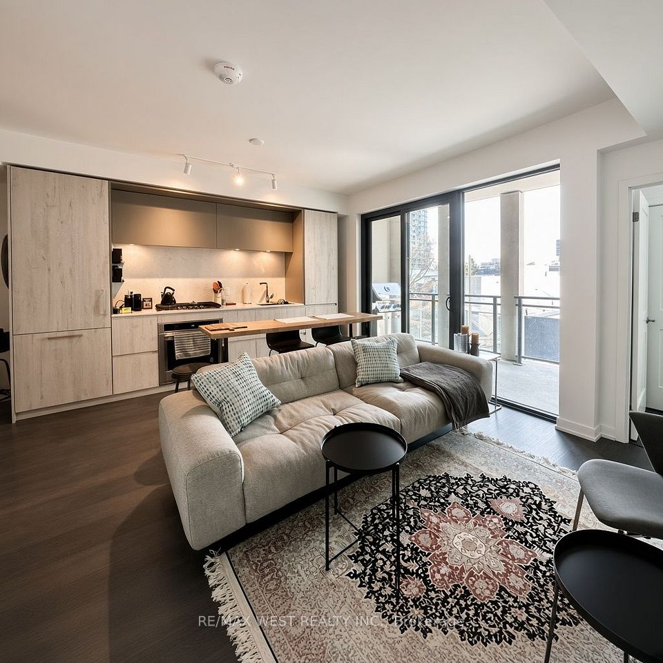 1 Hillsdale Avenue W 202, Toronto, ON M4S 0E5 2