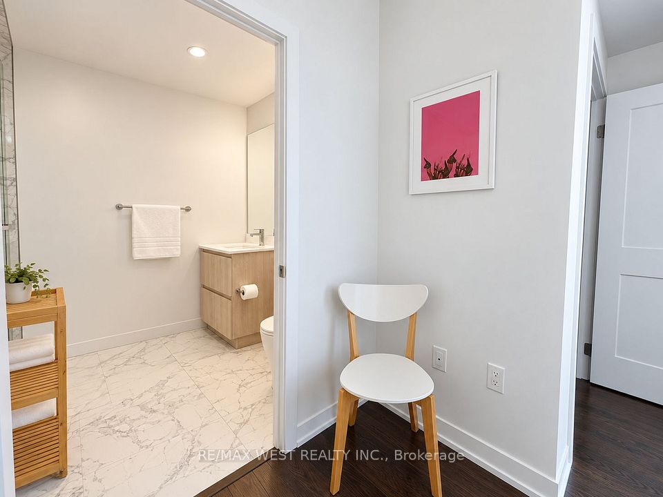 1 Hillsdale Avenue W 202, Toronto, ON M4S 0E5 5