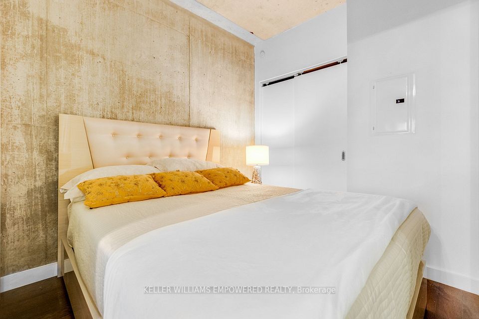111 Bathurst Street 717, Toronto, ON M5V 0M9 18