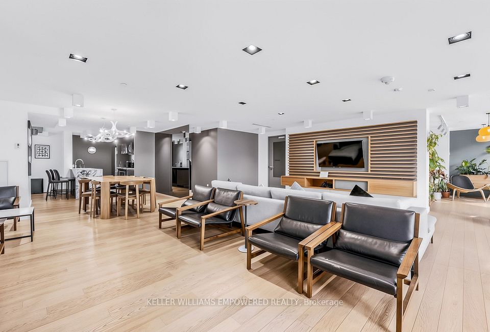 111 Bathurst Street 717, Toronto, ON M5V 0M9 24