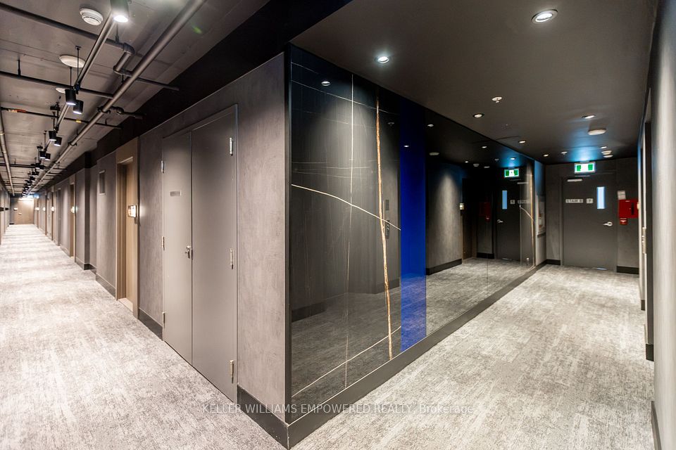 111 Bathurst Street 717, Toronto, ON M5V 0M9 5