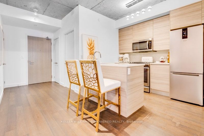 111 Bathurst Street 717, Toronto, ON M5V 0M9 8
