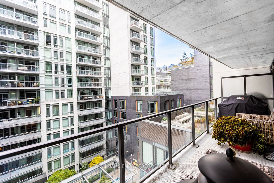 111 Bathurst Street 717, Toronto, ON M5V 0M9 21