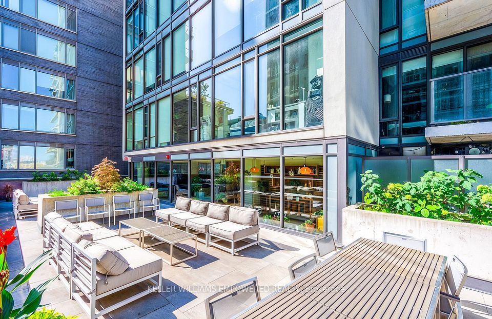 111 Bathurst Street 717, Toronto, ON M5V 0M9 25