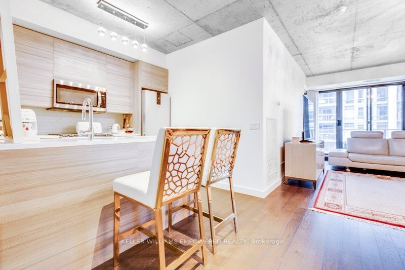 111 Bathurst Street 717, Toronto, ON M5V 0M9 10