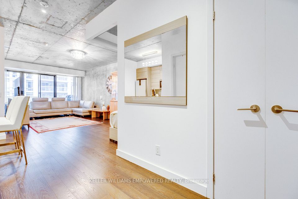 111 Bathurst Street 717, Toronto, ON M5V 0M9 7