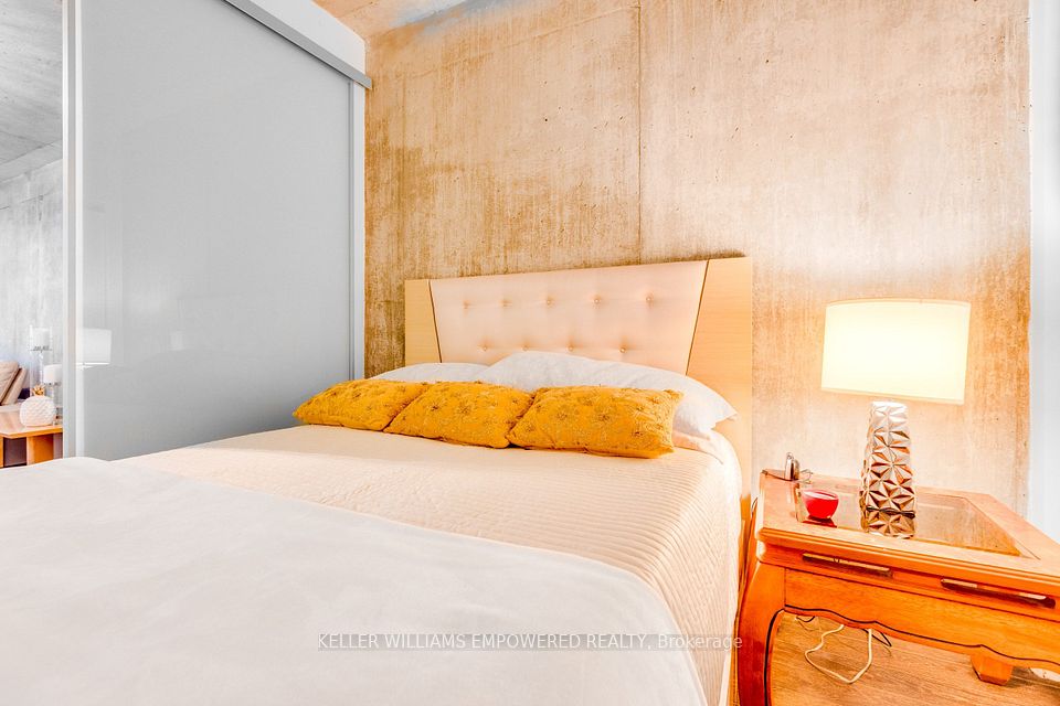 111 Bathurst Street 717, Toronto, ON M5V 0M9 17
