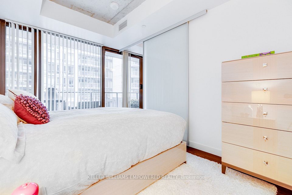 111 Bathurst Street 717, Toronto, ON M5V 0M9 16