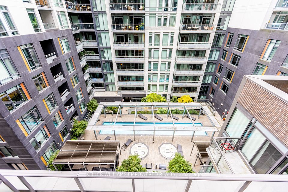 111 Bathurst Street 717, Toronto, ON M5V 0M9 23