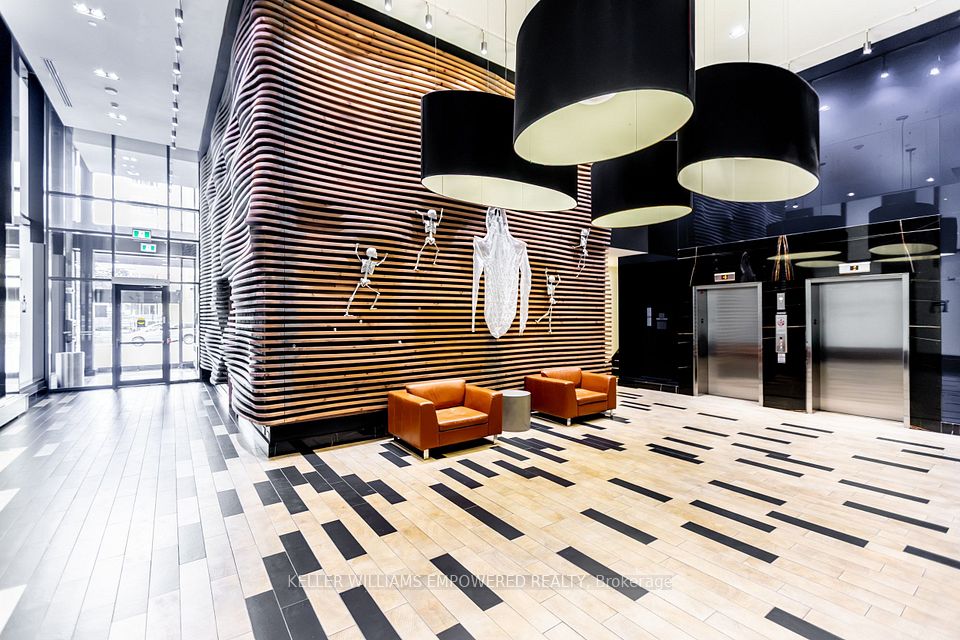 111 Bathurst Street 717, Toronto, ON M5V 0M9 4