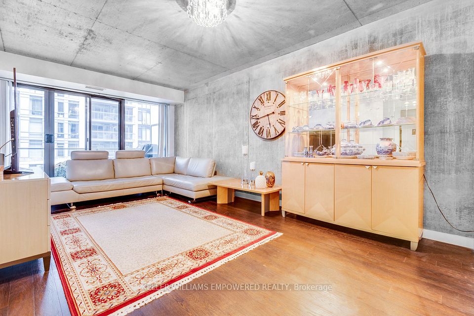 111 Bathurst Street 717, Toronto, ON M5V 0M9 11