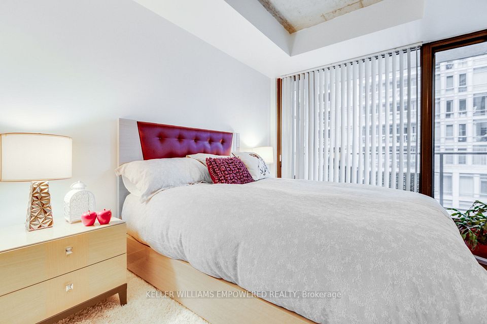 111 Bathurst Street 717, Toronto, ON M5V 0M9 15