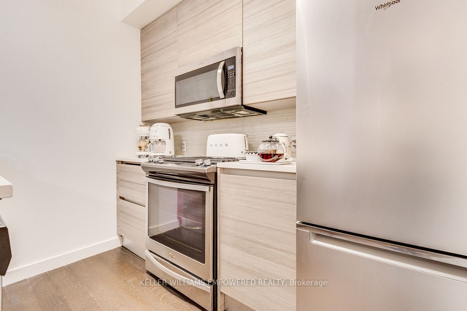 111 Bathurst Street 717, Toronto, ON M5V 0M9 9