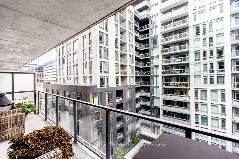 111 Bathurst Street 717, Toronto, ON M5V 0M9 22