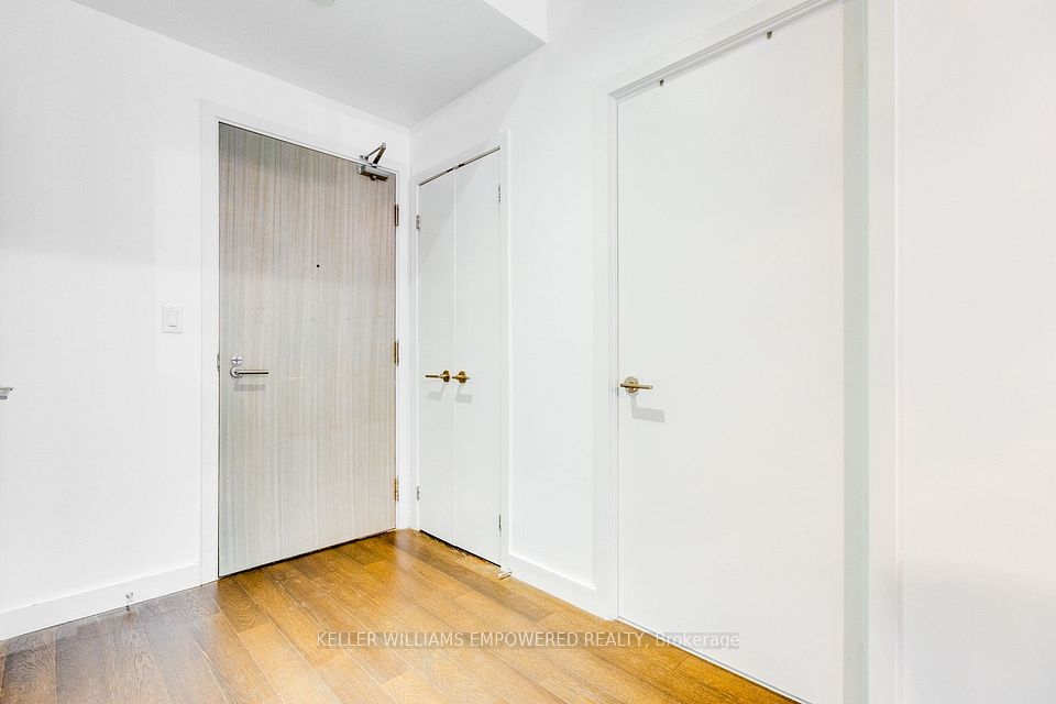111 Bathurst Street 717, Toronto, ON M5V 0M9 6