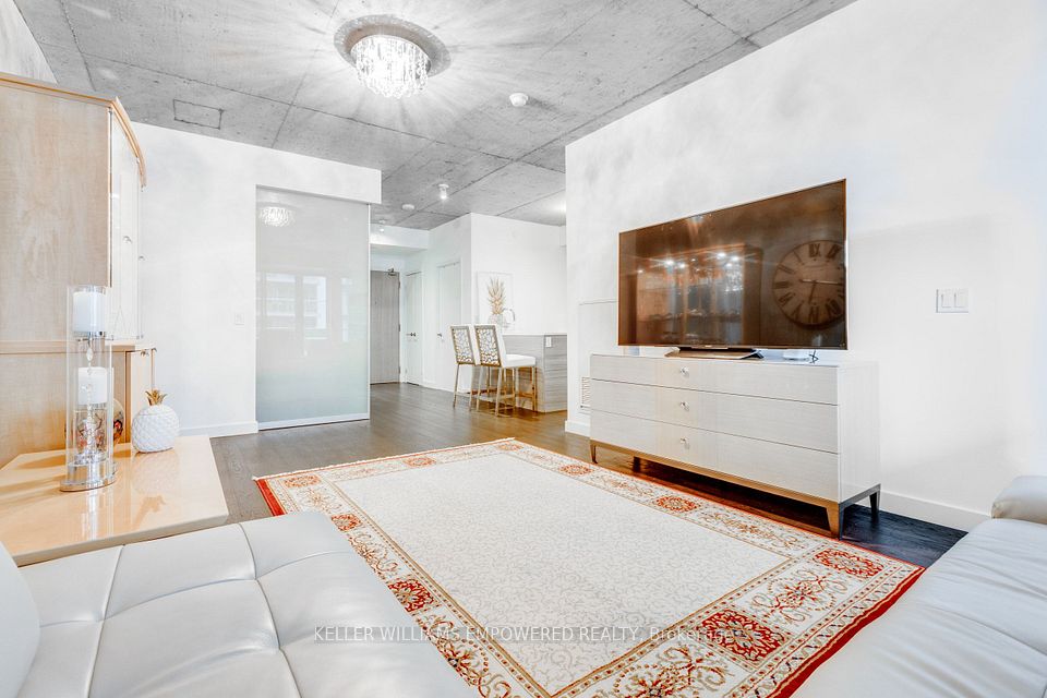 111 Bathurst Street 717, Toronto, ON M5V 0M9 12