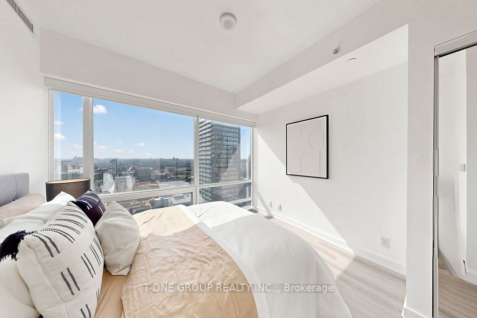 15 Grenville Street 3403, Toronto, ON M4Y 0B9 14