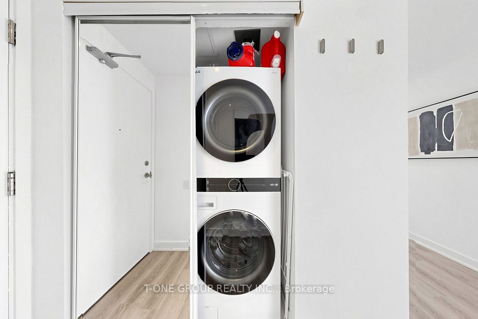15 Grenville Street 3403, Toronto, ON M4Y 0B9 24