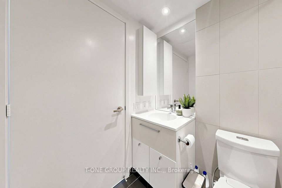 15 Grenville Street 3403, Toronto, ON M4Y 0B9 22