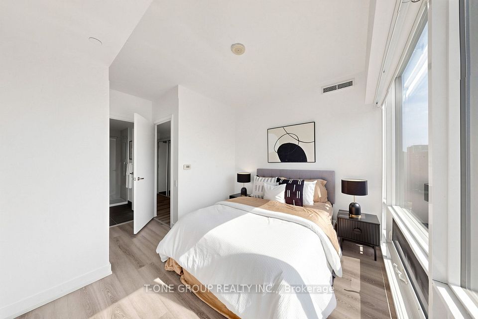 15 Grenville Street 3403, Toronto, ON M4Y 0B9 12