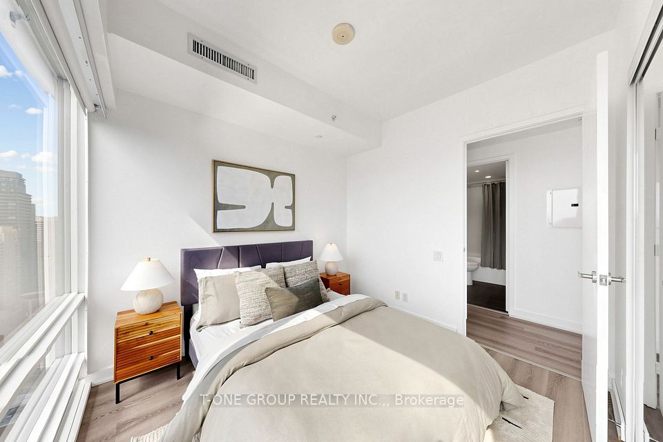 15 Grenville Street 3403, Toronto, ON M4Y 0B9 20