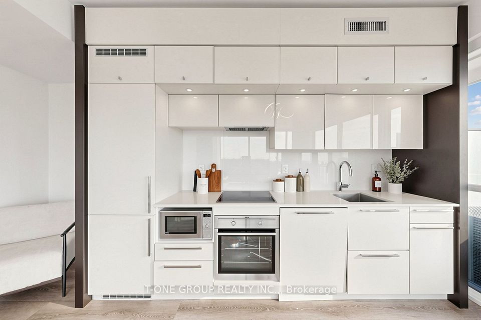 15 Grenville Street 3403, Toronto, ON M4Y 0B9 11